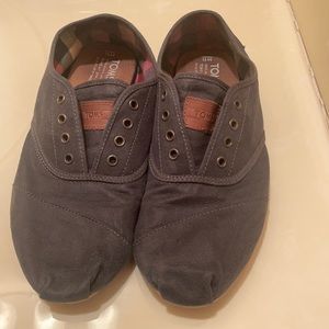 Tom’s slip-on shoes w/ laces